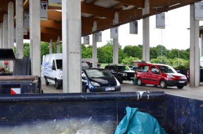 Anlieferung von Abfall mit Autos im Entsorgungszentrum