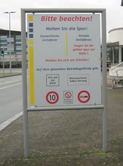 Großes Schild zur Straßenführung im Entsorgungszentrum Wilhelmshaven