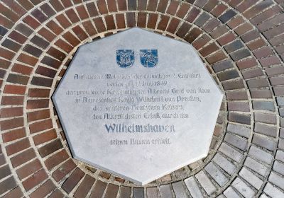 Gedenktafel am Ende der ehemaligen 2. Einfahrt mit einem Erinnerungstext an den 17. Juni 1869, als Wilhelmshaven an diesem Punkt seinen Namen erhielt.
