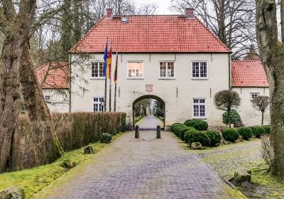 Ein Weg führt durch den Durchgang im Torhaus der Burg Kniphausen