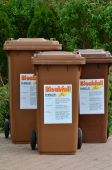 Es stehen drei Bioabfallbehälter in unterschiedlichen Größen nebeneinander.